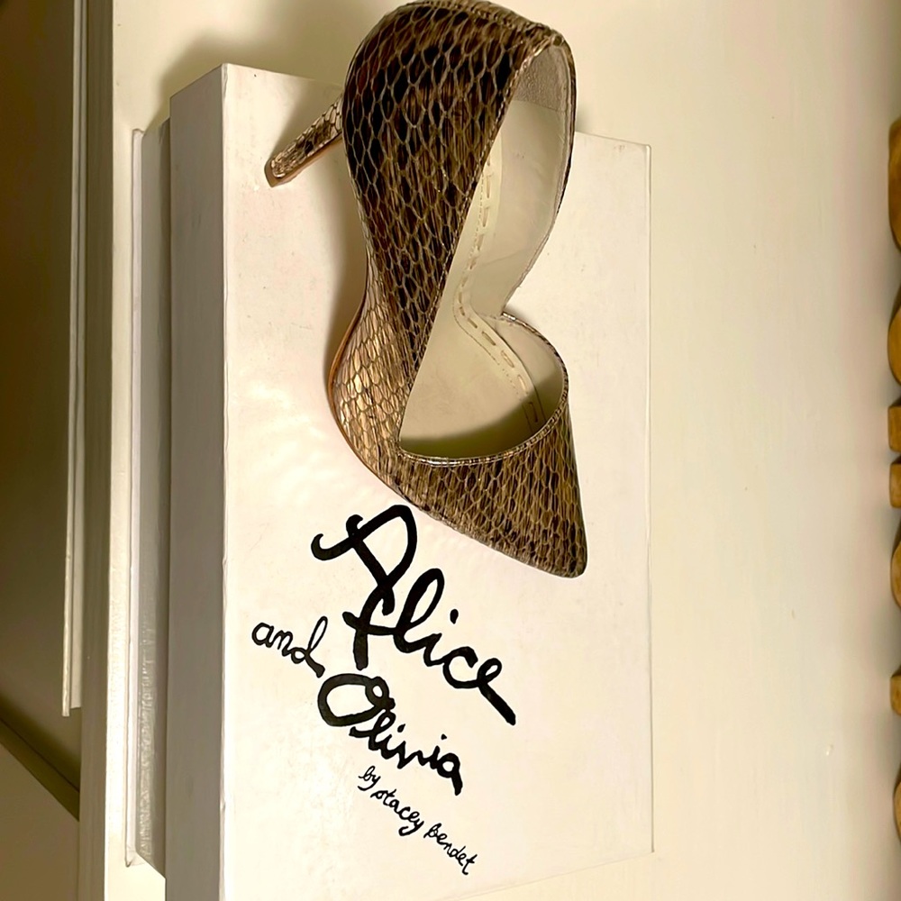 Classic Alice and Olivia by Stacey Bendet heel